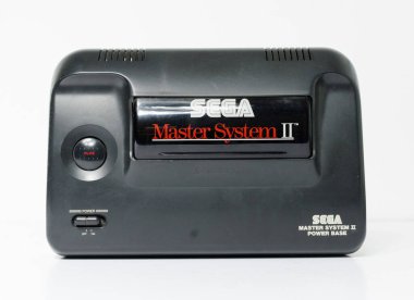 Londra, İngiltere, 05 / 05 / 2018 Sega ana sistem 2 güç tabanı 8 bit siyah parlak plastik retro oyun antika oyun kontrolleri. Geçmişe dönük oyun tarihi. ev eğlencesi.