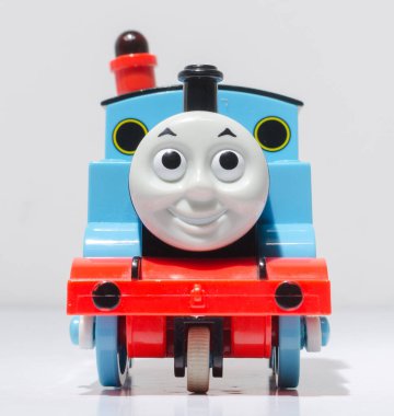 Londra, 05 / 05 / 2019 Beyaz bir stüdyo arka planında izole edilmiş tank motoru oyuncağı Plastik Thomas. Çocuklar Çin yapımı plastik oyuncaklar. buhar ve kömür motorları.