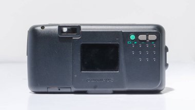 Londra, İngiltere, 05 / 05 / 2019 beyaz arka planda izole edilmiş eski bir 1990 'ların olimpus dijital kamerası c400 L. İlkel dijital fotoğraf makinesi. Erken dijital kameralar.