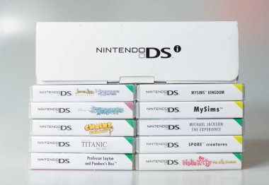 Lodnon, İngiltere, 05 / 05 / 2019 Beyaz bir stüdyo arka planında kırmızı bir Nintendo 'nun el yapımı vintage konsolu. Retro video oyun ahizesi. Nostaljik bilgisayar ve atari oyunları. 