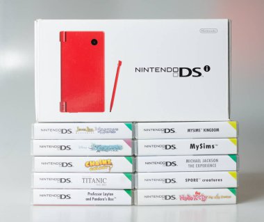 Lodnon, İngiltere, 05 / 05 / 2019 Beyaz bir stüdyo arka planında kırmızı bir Nintendo 'nun el yapımı vintage konsolu. Retro video oyun ahizesi. Nostaljik bilgisayar ve atari oyunları. 