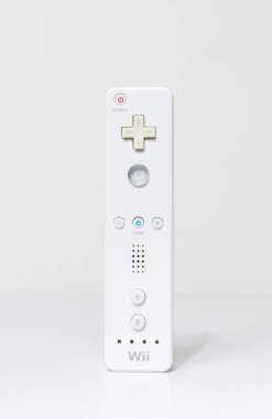 Londra, İngiltere 05 / 052019 Nintendo wii Controller beyaz izole bir arka planda. İkonik antika video oyun kontrol makinesi. Japon teknolojisi aile oyun eğlencesi.