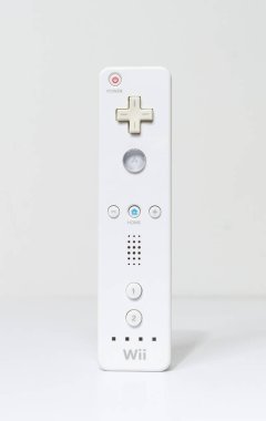 Londra, İngiltere 05 / 052019 Nintendo wii Controller beyaz izole bir arka planda. İkonik antika video oyun kontrol makinesi. Japon teknolojisi aile oyun eğlencesi.
