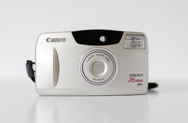 Londra, İngiltere, 05 / 05 / 2019, 1990 'ların modası bir Canon kesinlikle Auto Focus 76 zoom 35 mm' lik kamerayı beyaz arka planda çekti. Canon 4.5 lens, eski fotoğraf teknolojisi 