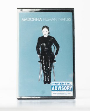 Londra, İngiltere, 05 / 05 / 2018 Eski bir retro ses kaydı. Madonna insan doğası. 1980 'lerin nostaljik müzik kaseti. eskimiş ortam biçimi.