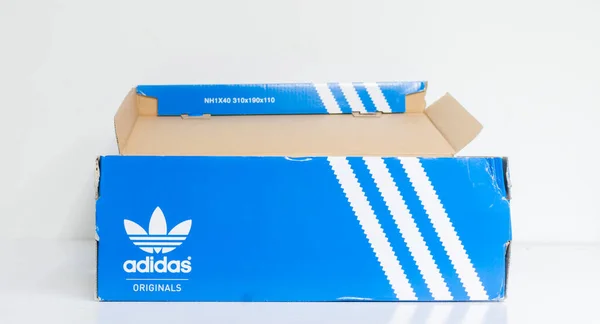 Λονδίνο Αγγλία 2018 Άδειο Μπλε Adidas Forest Hills Απομονωμένο Κουτί — Φωτογραφία Αρχείου