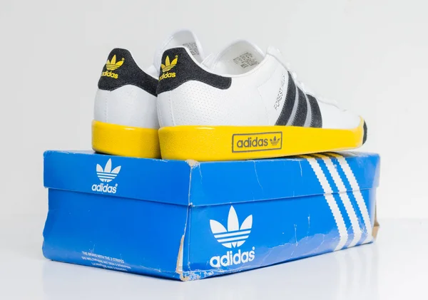 Льодонь Англія 2018 Adidas Forest Hills Vin White Grey Sunshine — стокове фото