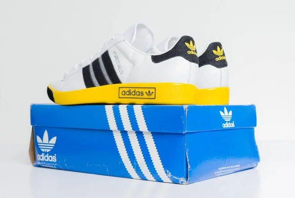 Льодонь Англія 2018 Adidas Forest Hills Vin White Grey Sunshine — стокове фото