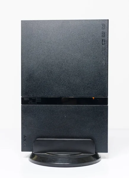英格兰 2018年5月7日一个原本苗条的黑色索尼琴2号控制台 Ps2复古电子游戏主机 清洁完美的老式控制台 Sonys游戏硬件单元隔离 — 图库照片