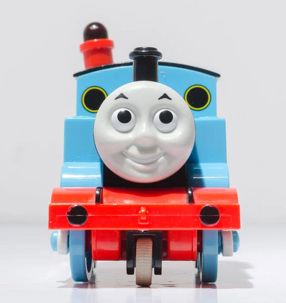 ロンドン 2019年05月05日プラスチック製のトーマスタンクエンジンの列車のおもちゃは 白いスタジオの背景に隔離されています 中国製の子供用プラスチック玩具 蒸気機関車や石炭機関車 — ストック写真