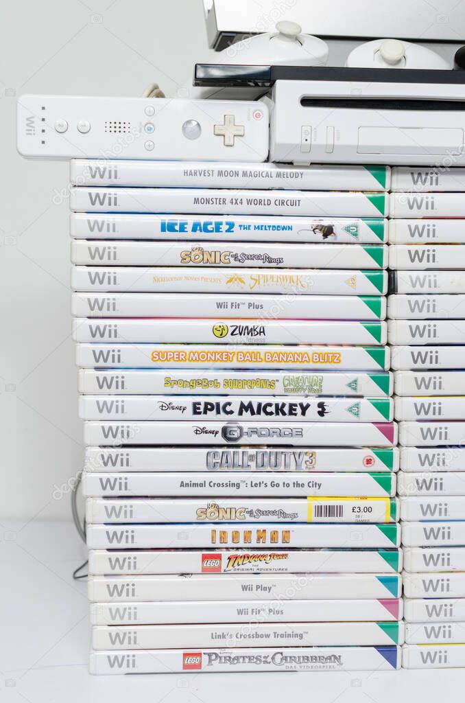 london, england 05 / 052019 Nintendo wii Console y juegos sobre un fondo blanco aislado. icónica