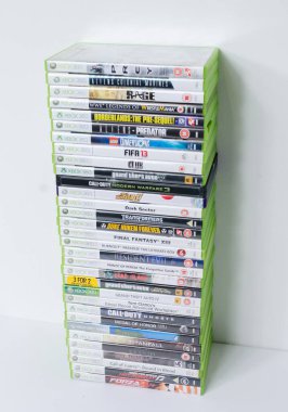 Londra, İngiltere, 08 / 05 / 2018 Kullanılmış Xbox 360 oyun kasaları ve DVD oyunları yığını. Microsoft xbox 360 ev atari sistemi video oyunları.