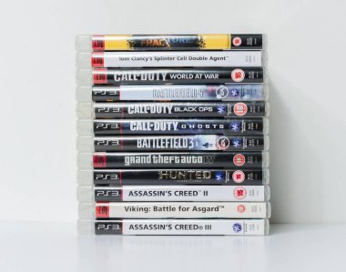 Londra, İngiltere, 08 / 05 / 2018 Kullanılmış Playstation 3 ps3 oyun kasaları ve DVD oyunları yığını. Microsoft xbox 360 ev atari sistemi video oyunları.