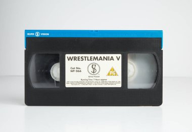 Londra, İngiltere, 05 / 05 / 2018 güreş manyaklığı 5 Hulk Hogan ve azgın vahşi eski vhs kaseti beyaz arka planda izole edilmiş. Nostaljik 1980 'ler www güreş videosu.