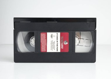 Londra, İngiltere, 05 / 05 / 2018 Parktaki Rolling Stones beyaz arka planda izole edilmiş eski retro vhs bantları yaşıyor. 1980 'lerin nostaljik müzik videosu.