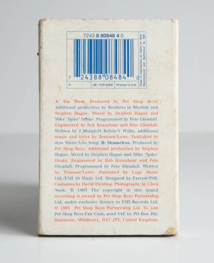 Londra, İngiltere, 05 / 05 / 2018 Eski bir retro ses kayıt dükkanı çocuğu 1980 'lerin nostaljik müzik kasedini batıya götürüyor. eskimiş ortam biçimi.