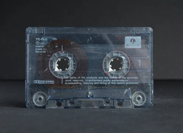 ロンドン イギリス 2018年5月5日黒を背景に鮮明なプラスチック製の古いレトロなオーディオテープ 懐かしい1980年代の音楽オーディオカセット 古いメディアフォーマット — ストック写真