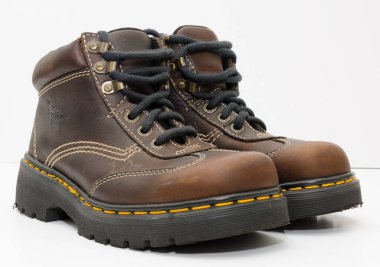 Londra, İngiltere,.. 05 / 05 / 2019 Dr. Martens Bilek Botları Kahverengi Kanat Ucu 9234 İngiltere 'de yapılmış. İkonik punk İngiliz sert deri ayakkabıları. Yürüyüş ve iş kıyafeti botları izole edilmiş..