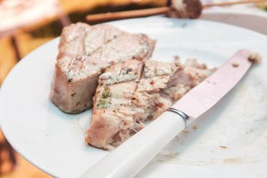 Mükemmel pişirilmiş organik tavada kurutulmuş ton balığı ve somon bifteği. Beyaz bir tabakta servis ediliyor. Sağlıklı beslenme için taze taze balık. Besleyici ve lezzetli düşük yağlı deniz ürünleri..