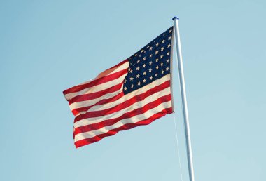 Eski bir grunge, 2 Amerikan yıldızı ve çizgili bayrağı rüzgârda dalgalanırken dünya savaşını sıkıntıya sokuyor. Antika retro ulusal bayrak amblemi. Vatansever Amerikalılar Ulusal Gurur.                                