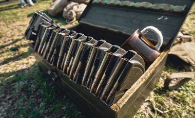 Makineli tüfek için gerçek mermi kovanı. Silah yükleniyor. Ordu tarafından savaş için zırh delici mermiler. 2. Dünya Savaşı