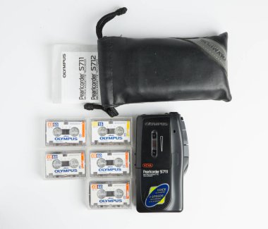 Londra, İngiltere, 08 / 07 / 2018 Beyaz izole arkaplanda siyah bir vintage olympus inci kolon s711 mikro ses kaydedici. Dijital kayıt cihazlarından önce not tutmak. Retro ses.