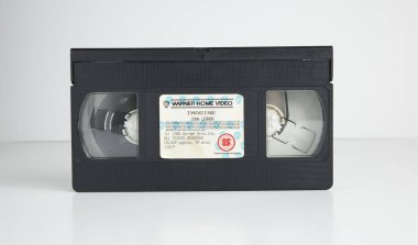 Londra, İngiltere, 05 / 05 / 2018 John Lennon Beatles Eski retro vhs kasetleri beyaz arka planda izole edilmiş. 1980 'lerin nostaljik müzik videosu.