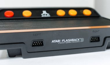 Londra, İngiltere, 05 / 05 / 2018 A Retro vintage atari flashback 3 arcade konsolu. 1980 'lerin modası geçmiş bir konsol. Klasik klasik atari oyunu.