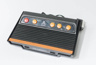 Londra, İngiltere, 05 / 05 / 2018 A Retro vintage atari flashback 3 arcade konsolu. 1980 'lerin modası geçmiş bir konsol. Klasik klasik atari oyunu.