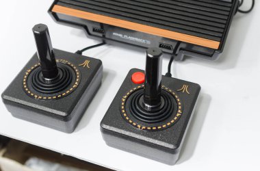 Londra, İngiltere, 05 / 05 / 2018 A Retro vintage atari flashback 3 arcade konsolu. 1980 'lerin modası geçmiş bir konsol. Klasik klasik atari oyunu.