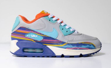 Londra, Englabnd, 05 / 08 / 2018 Nike Air Max 90 Grey Clearwater Gold Limited EDITION. Nike Air maksimum retro klasik spor ayakkabıları. Nike sporu ve sokak sporu şık spor giysileri giyer. İzole edilmiş nikes.