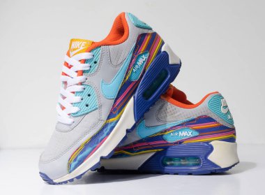 Londra, Englabnd, 05 / 08 / 2018 Nike Air Max 90 Grey Clearwater Gold Limited EDITION. Nike Air maksimum retro klasik spor ayakkabıları. Nike sporu ve sokak sporu şık spor giysileri giyer. İzole edilmiş nikes.