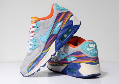 Londra, Englabnd, 05 / 08 / 2018 Nike Air Max 90 Grey Clearwater Gold Limited EDITION. Nike Air maksimum retro klasik spor ayakkabıları. Nike sporu ve sokak sporu şık spor giysileri giyer. İzole edilmiş nikes.