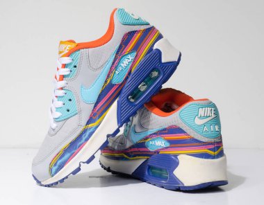 Londra, Englabnd, 05 / 08 / 2018 Nike Air Max 90 Grey Clearwater Gold Limited EDITION. Nike Air maksimum retro klasik spor ayakkabıları. Nike sporu ve sokak sporu şık spor giysileri giyer. İzole edilmiş nikes.
