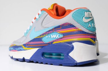 Londra, Englabnd, 05 / 08 / 2018 Nike Air Max 90 Grey Clearwater Gold Limited EDITION. Nike Air maksimum retro klasik spor ayakkabıları. Nike sporu ve sokak sporu şık spor giysileri giyer. İzole edilmiş nikes.