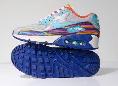 Londra, Englabnd, 05 / 08 / 2018 Nike Air Max 90 Grey Clearwater Gold Limited EDITION. Nike Air maksimum retro klasik spor ayakkabıları. Nike sporu ve sokak sporu şık spor giysileri giyer. İzole edilmiş nikes.