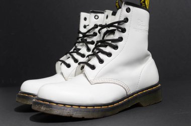 Londra, İngiltere, 05 / 05 / 2019 Dr. Martens 1460 beyaz deri bot 8 göz dantel deliği. Modaya uygun punk tarihi İngilizler deri çizmeler yaptı. Dr. Martens bağlanma tabanları ile hava savaşı yapıyor. Sonuna kadar inşa edildi. 