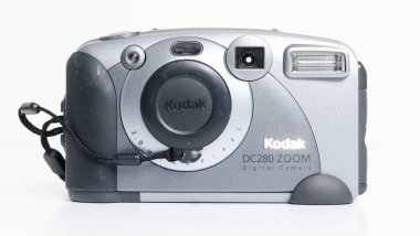 Londra, İngiltere, 05 / 05 / 2018 A Retro vintage dijital kodak dc280 zoom kamera beyaz arka planda izole edildi. Klasik hipster tarzı kamera gençlik kültüründe moda oldu..