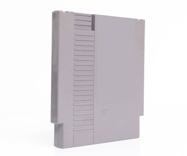 NES konsol oyun kartuşu beyaz bir arkaplanda izole edilmiş eski model Nintendo eğlence sistemi için boş bir kart. ikonik 1980 'lerin video oyunu geçmişi ve koleksiyon tablosu.