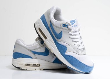 Londra, Englabnd, 05 / 08 / 2018 Nike Air maksimum 1, beyaz ve açık mavi. Nike Air maksimum retro klasik spor ayakkabıları. Nike sporu ve sokak sporu şık spor giysileri giyer. İzole edilmiş nikes.