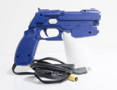Londra, İngiltere, 02 / 02 / 2018 Namco Playstation 2 PS2 Namco System Product 2 Blue Retro Game Gun for Time Crisis game. Antika video oyunu joystick 