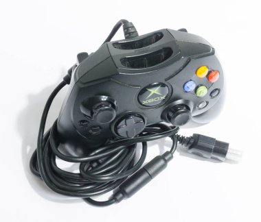 Londra, İngiltere, 05 / 05 / 2018. Orijinal xbox için birinci nesil kirli ve kullanılmış bir xbox kontrol cihazı. Beyaz üzerine izole edilmiş, mikrosoft tarafından retro video oyunları için öncü bir denetleyici.