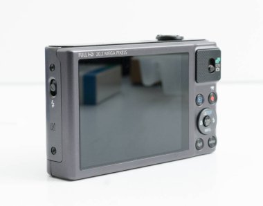 Londra, İngiltere, 05 / 08 / 2019 Dijital bir nokta ve kanon güç kamerası beyaz bir arkaplanı izole ediyor. Dijital kamera LCD cam dokunmatik ekran ve fonksiyon düğmeleri. 