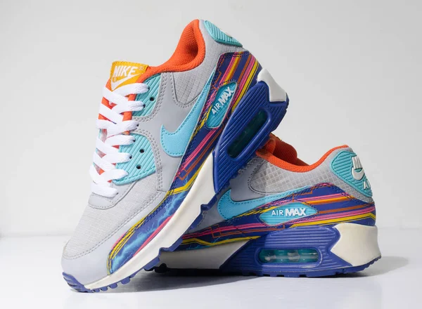 Londra, Englabnd, 05 / 08 / 2018 Nike Air Max 90 Grey Clearwater Gold Limited EDITION. Nike Air maksimum retro klasik spor ayakkabıları. Nike sporu ve sokak sporu şık spor giysileri giyer. İzole edilmiş nikes.