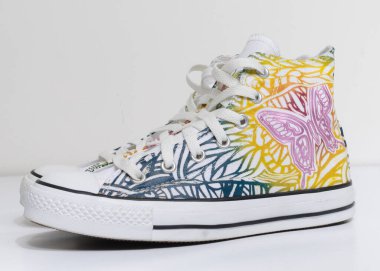 Londra, İngiltere, 05 / 05 / 2018 Converse All Star Nadir Kelebek Hi Top Chuck Taylor spor ayakkabıları. Ünlü ikonik klasik sohbet beyaz arka planda üst düzey spor ayakkabılar.