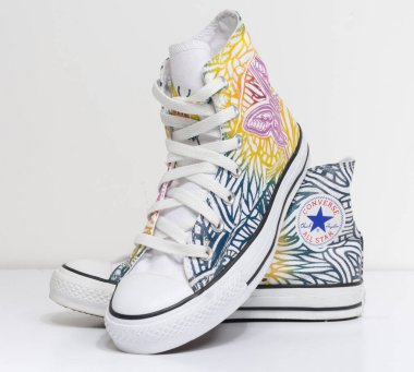 Londra, İngiltere, 05 / 05 / 2018 Converse All Star Nadir Kelebek Hi Top Chuck Taylor spor ayakkabıları. Ünlü ikonik klasik sohbet beyaz arka planda üst düzey spor ayakkabılar.