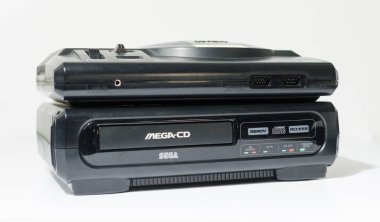 Londra, İngiltere, 05 / 05 / 2018 Sega megadrive 16 bit ve Sega Mega Cd Konsolu. Orijinal oyun konsoluna çok nadir bulunan mega CD sürücüsü eklentisi. Retro atari oyunu.
