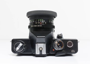 Londra, İngiltere, 05 / 05 / 2018 A Retro vintage Praktica super PLC 2 35mm tek mercek refleks film kamerası ve 50mm 1.8 lens. Eski moda hipster kamerası gençlik kültürüne geri dönüyor..