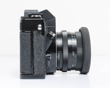 Londra, İngiltere, 05 / 05 / 2018 A Retro vintage Praktica super PLC 2 35mm tek mercek refleks film kamerası ve 50mm 1.8 lens. Eski moda hipster kamerası gençlik kültürüne geri dönüyor..