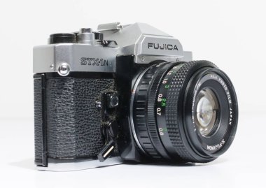 Londra, İngiltere, 05 / 05 / 2018 A Retro vintage FUJICA STX 1N 35 mm tek mercek refleks film kamerası ve 50mm 1.8 lens. Eski moda hipster kamerası gençlik kültürüne geri dönüyor..